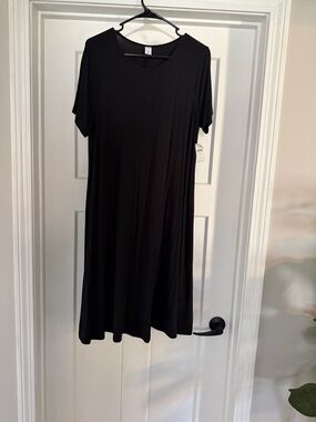 Old Navy Black Short-Sleeve Midi Dress